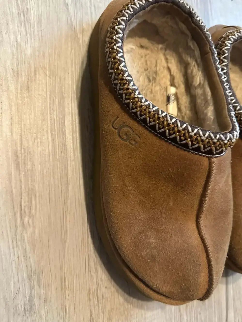 UGG shows slippers holds